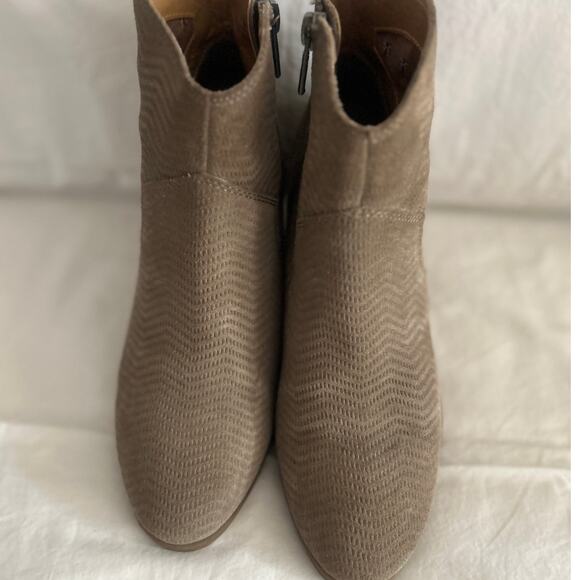 LUCKY BRAND LP Paise Zig Zag Texture Taupe Beige Suede Zip Ankle Boots Booties 8 - Picture 2 of 8